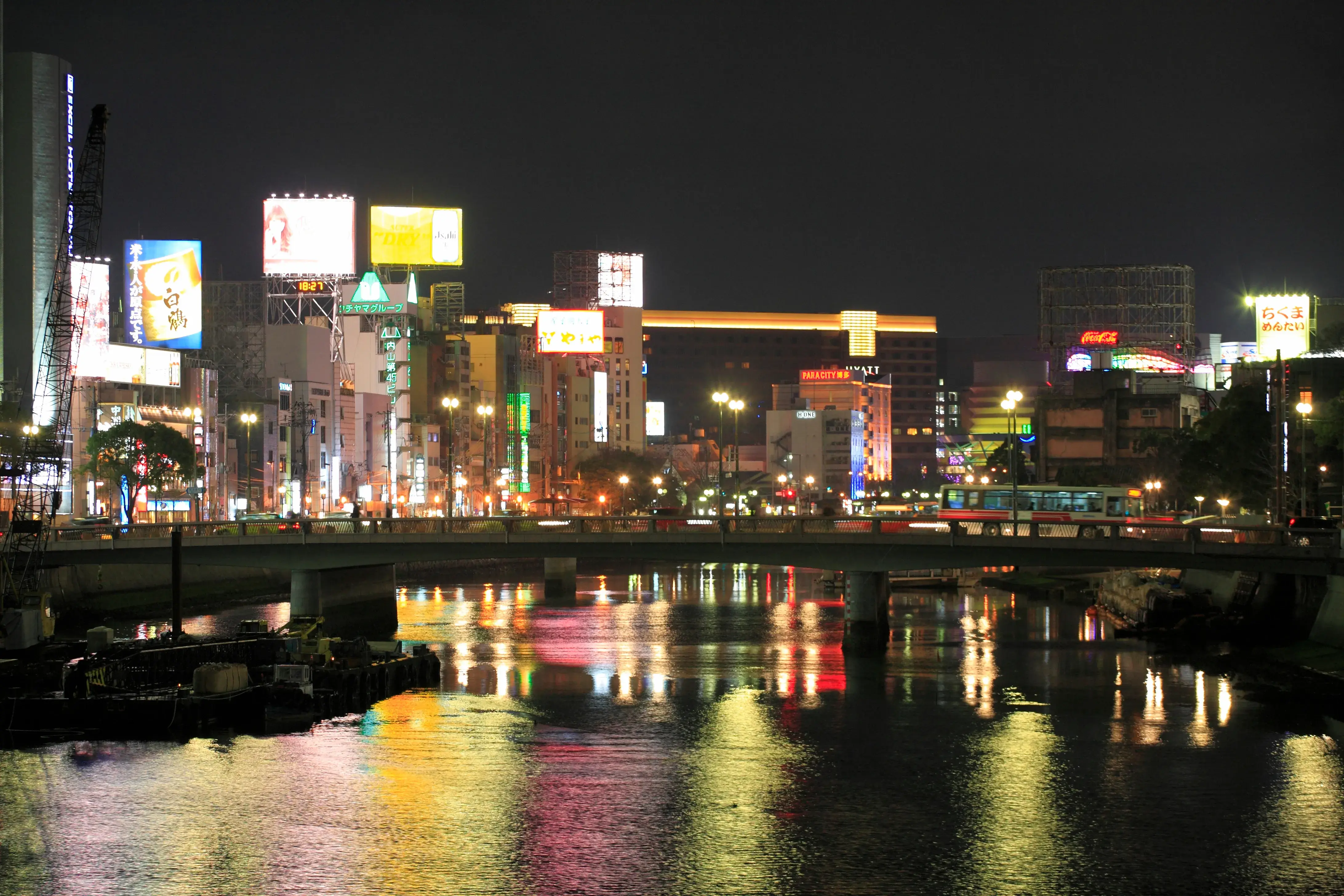 福岡の夜のデジタルサイネージ